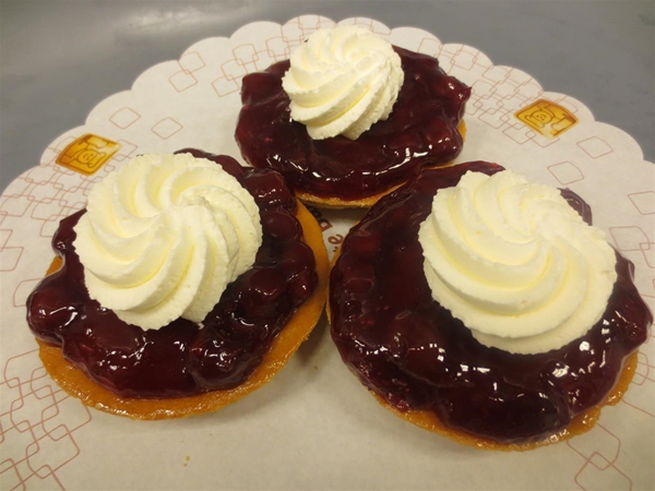 Kersenvlaaitje met slagroom